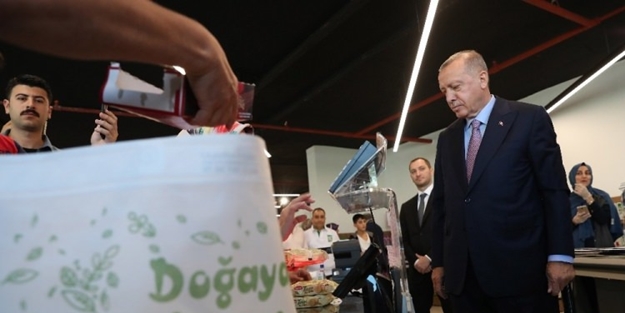 Erdoğan alışveriş yaptı! 'Poşet' ayrıntısı dikkat çekti