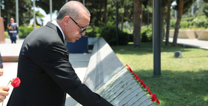 Erdoğan, Azerbaycan'da Türk şehitliğini ziyaret etti
