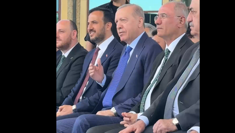Erdoğan, Azerin'in seslendirdiği "Türkler Geliyor" şarkısına eşlik etti
