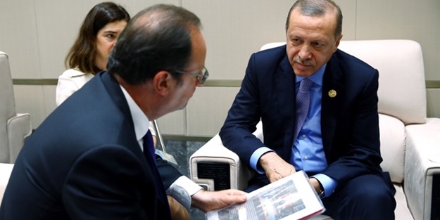 Erdoğan Hollande'a bakın hangi kitabı hediye etti!