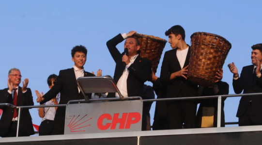 Erdoğan: "Bunların sırtında küfe yok" demişti! Özgür Özel küfelik oldu! Küfe Özel’in sırtında, Özel Otobüsün sırtında