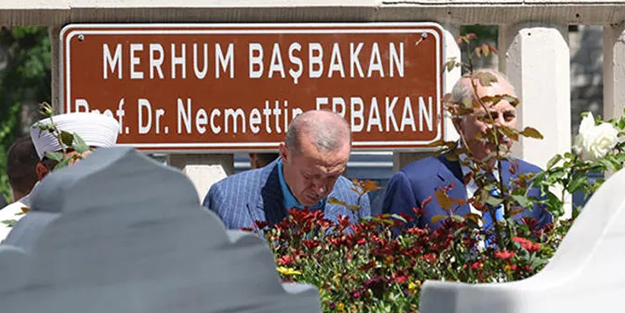 Erdoğan, büyük günün eşiğinde Rahmetli Erbakan'ın kabrini ziyaret etti...