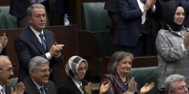 Erdoğan darbe gecesi yaşadığı anıyı anlattı, salon ayağa kalktı