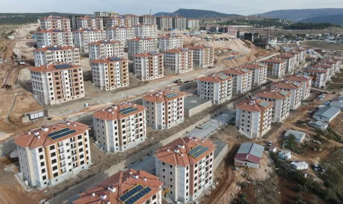 Erdoğan dediyse yapar! Depremin merkez üssü 1 yılda ayağa kalktı… Konutların teslimini Erdoğan yapacak