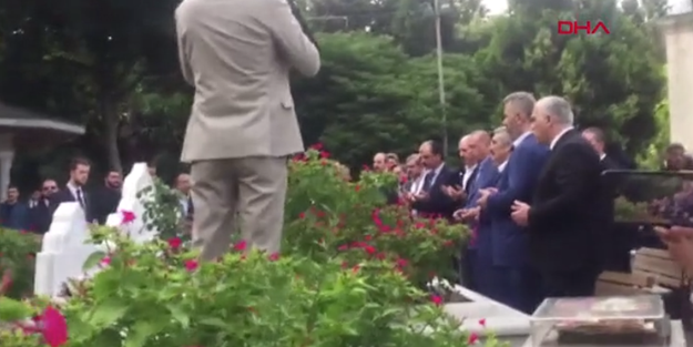 Erdoğan, Erbakan'ın mezarını ziyaret etti