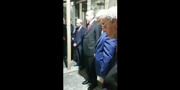 Erdoğan Fatih'in kabri başında Kur'an okudu