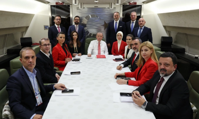 Erdoğan: "Gazze, Kıyametin Dünyada Görünen Ön Yüzü Oldu" Cumhurbaşkanı, Türk Devletleri Zirvesi dönüşü uçakta gazetecilere konuştu: "Türk dünyası büyüyor, Gazze yanıyor ama biz susmayacağız."