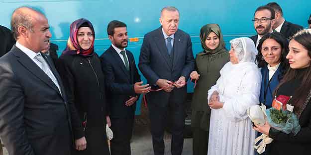 Erdoğan genç çiftlerin nişan yüzüklerini taktı