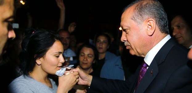 Erdoğan genç kıza eliyle su içirdi /VİDEO