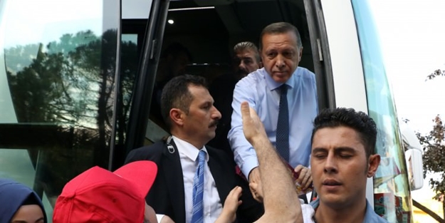 Erdoğan görür görmez otobüsten indi
