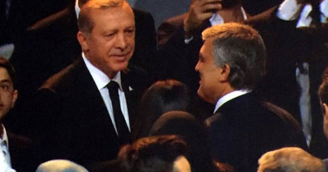 Erdoğan, Gül ve Davutoğlu ile tokalaştı