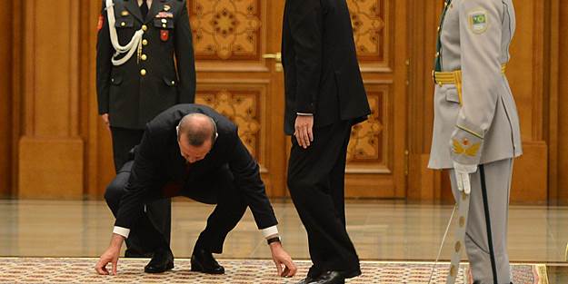 Erdoğan iki ülkenin bayrağını yerden alarak cebine koydu