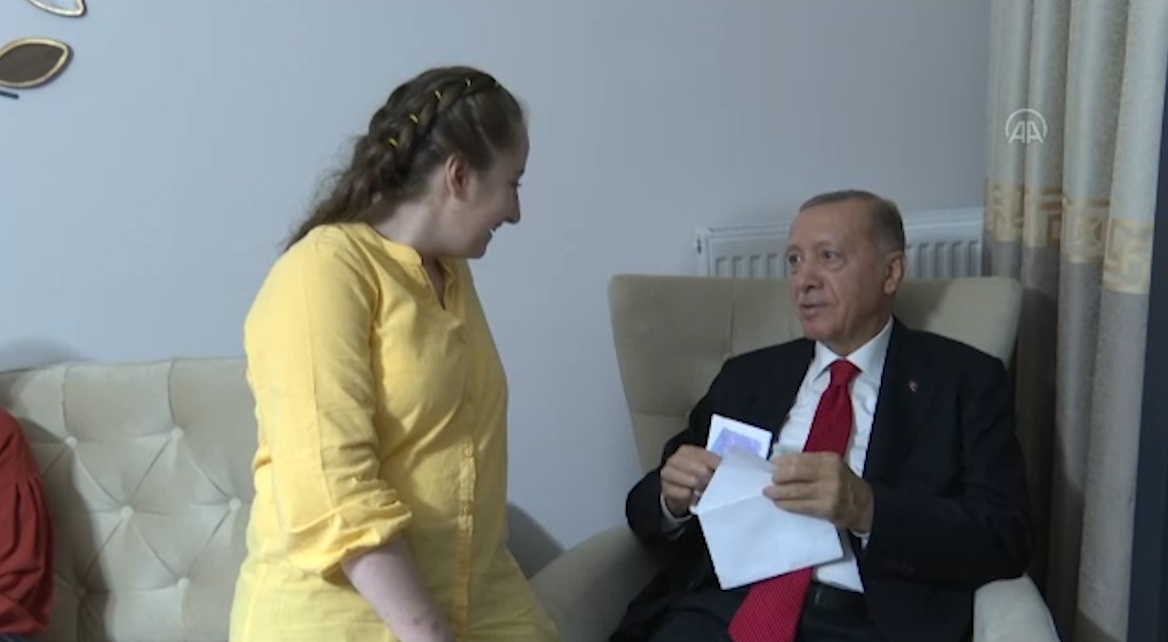 Erdoğan ile genç kız arasında içinizi ısıtacak sohbet