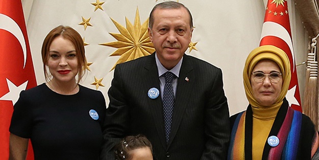 Erdoğan ile görüştü, Lindsay Lohan'dan anlamlı rozet!