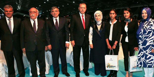 Erdoğan ile Gül yan yana oturdu