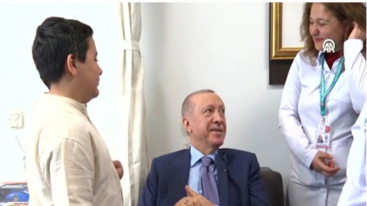 Erdoğan ile küçük çocuk arasında güldüren konuşma! Ufaklık bunu söyleyince, Reis kahkahayı patlattı