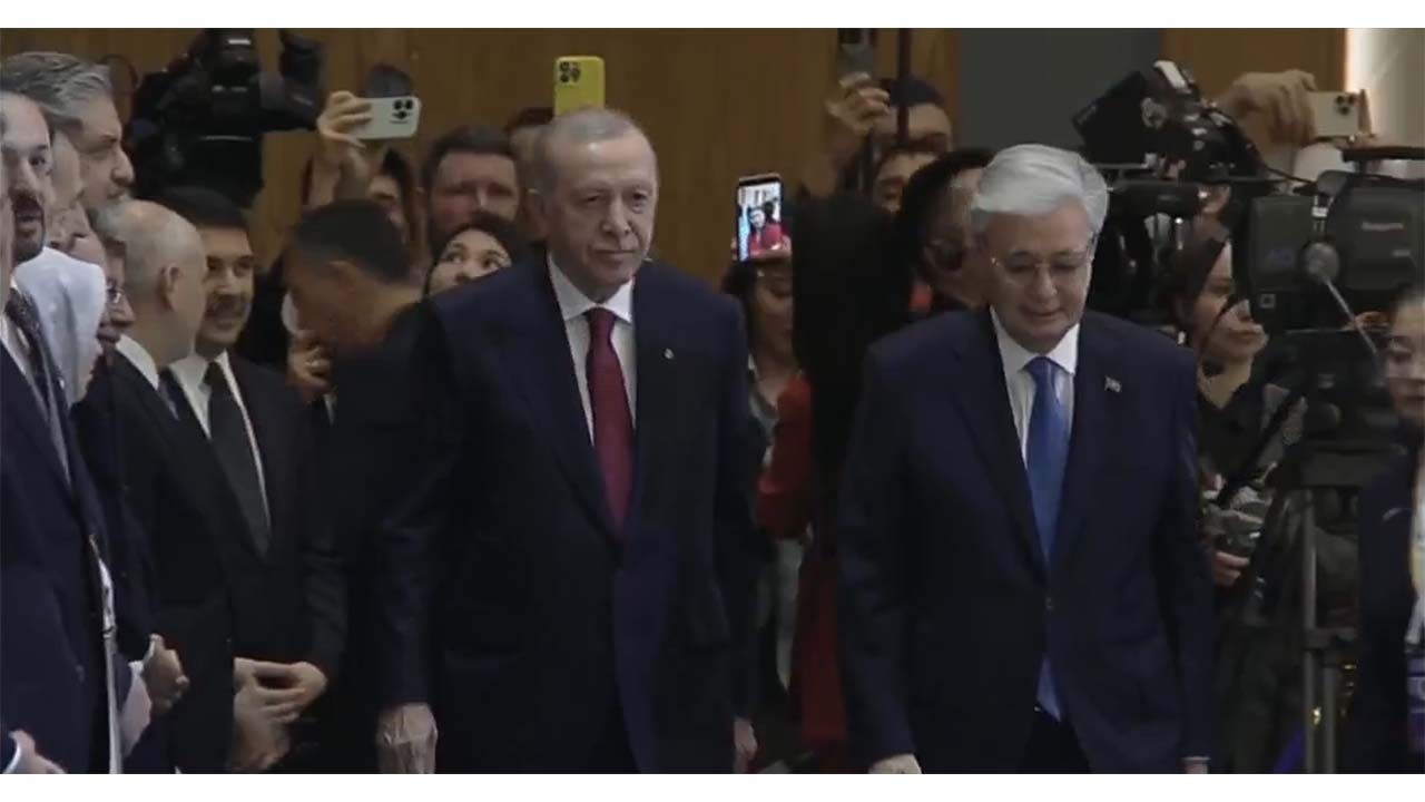 Erdoğan, Kazakistan'da resmi törenle karşılandı