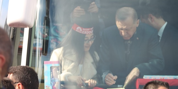 Erdoğan kitabını imzaladı, gözyaşlarına boğuldu