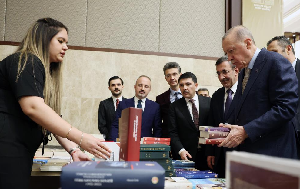 Erdoğan, kitap fuarını ziyaret etti