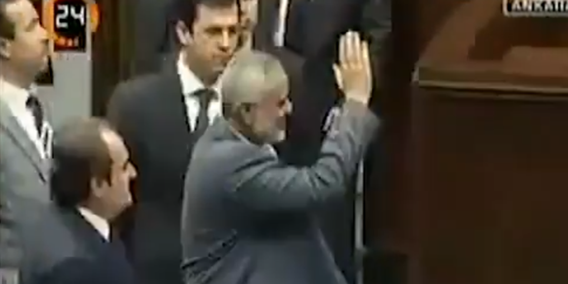 Erdoğan konuşma yaparken Haniye salona giriyor ve olanlar oluyor! İşte duygulandıran anlar...