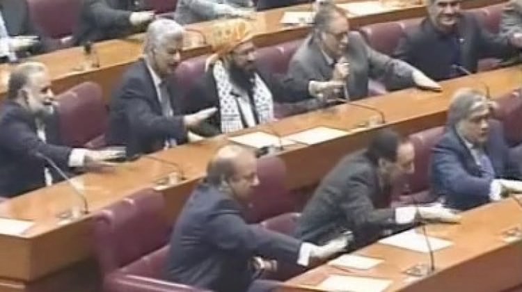 Cumhurbaşkanı Erdoğan'ı masaya vurarak takdir ettiler