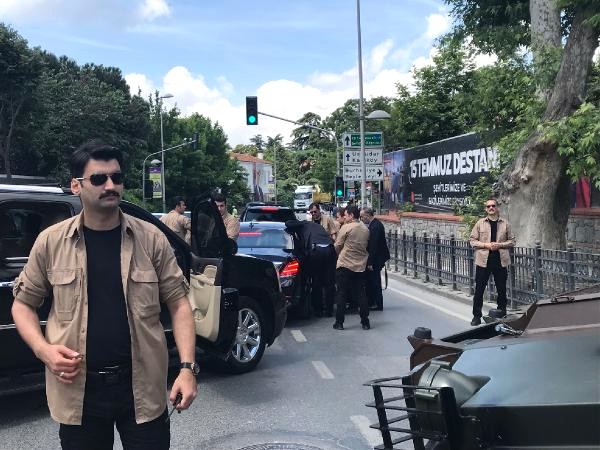 Cumhurbaşkanı Erdoğan, konvoyun önünü kesen acılı anneye söz verdi