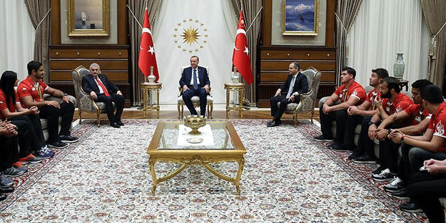 Erdoğan madalya kazanan sporcuları ağırladı