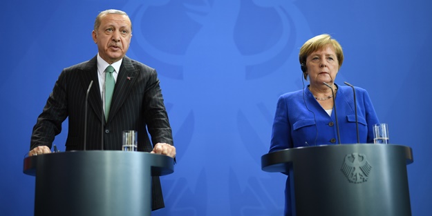 Toplantıya damga vuran Enver Altaylı sorusu