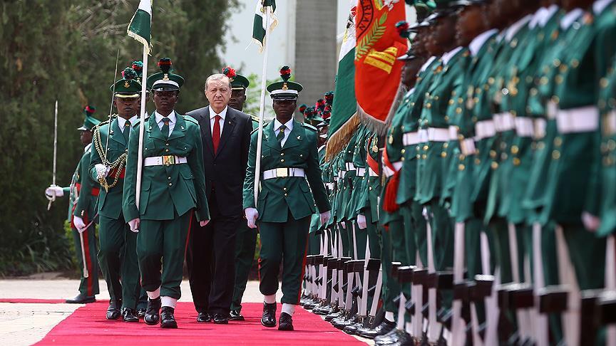 Erdoğan Nijerya'da resmi törenle karşılandı