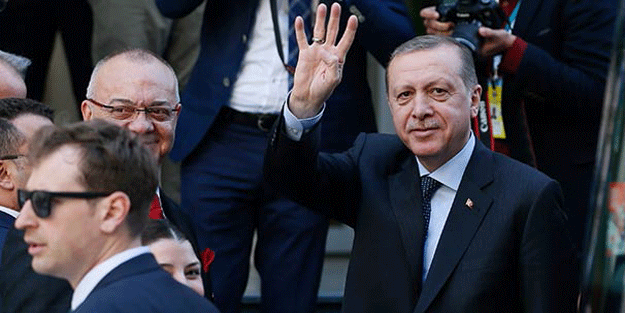 Erdoğan o pankartı gördü otobüsü durdurdu