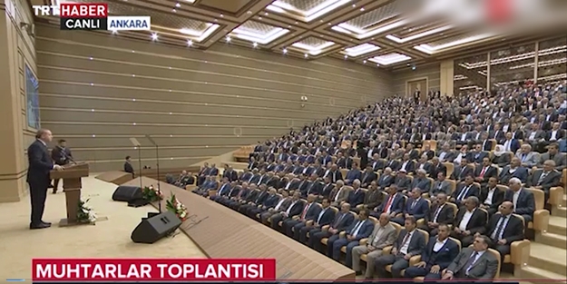 Erdoğan'dan salona sürpriz giriş