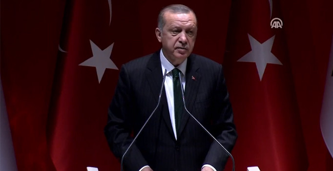 Erdoğan, şampiyon karatecileri kutladı