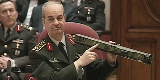 Erdoğan sert sözlerle eleştirmişti... CHP’li Özgür Özel, Başbuğ’un avukatlığına soyundu!..