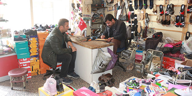 Erdoğan sevgisini ahşaba işleyen kunduracı, Başkan'a hediye edecek