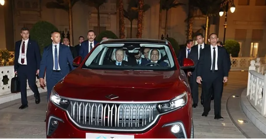 Erdoğan Sisi’ye Anadolu kırmızısı TOGG hediye etti!