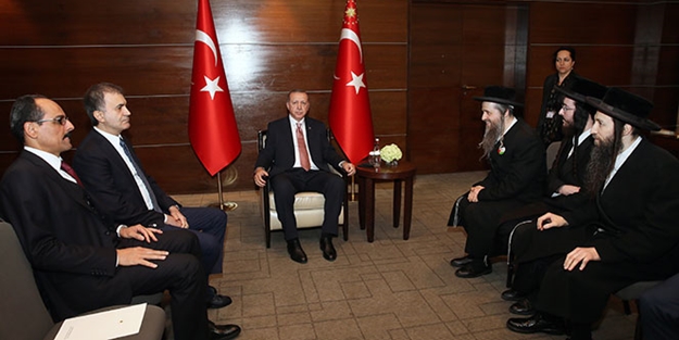 Erdoğan, Siyonizm karşıtı Musevileri kabul etti! Dikkat çeken rozet