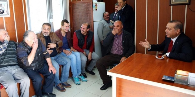 Erdoğan taksicileri ziyaret etti, çay simit eşliğinde sohbet etti