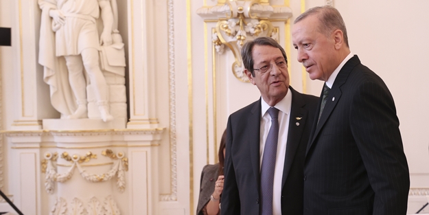 Erdoğan uçakta açıkladı! O lider benimle görüşmek için araya birilerini soktu