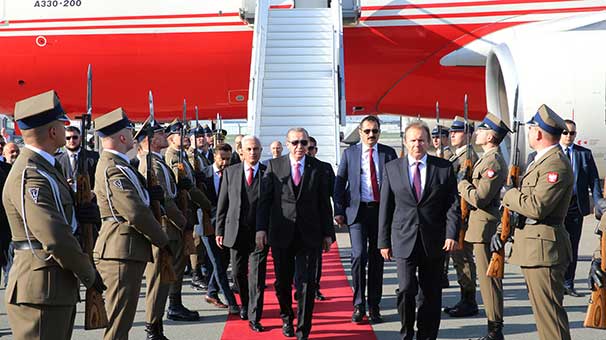 Erdoğan Varşova'da resmi törenle karşılandı