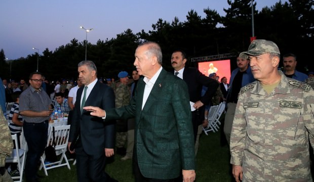 Erdoğan ve Akar Mehmetçikle iftar yaptı