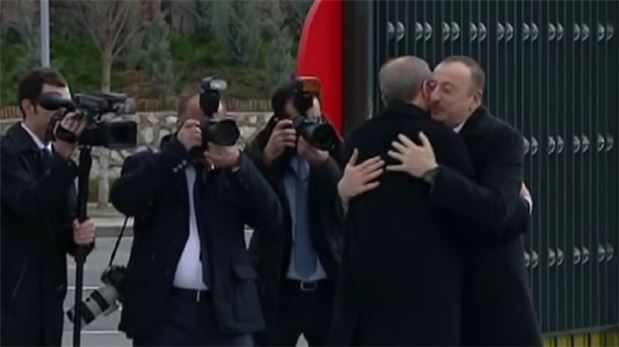 Erdoğan ve Aliyev'den kardeş kucaklaşması