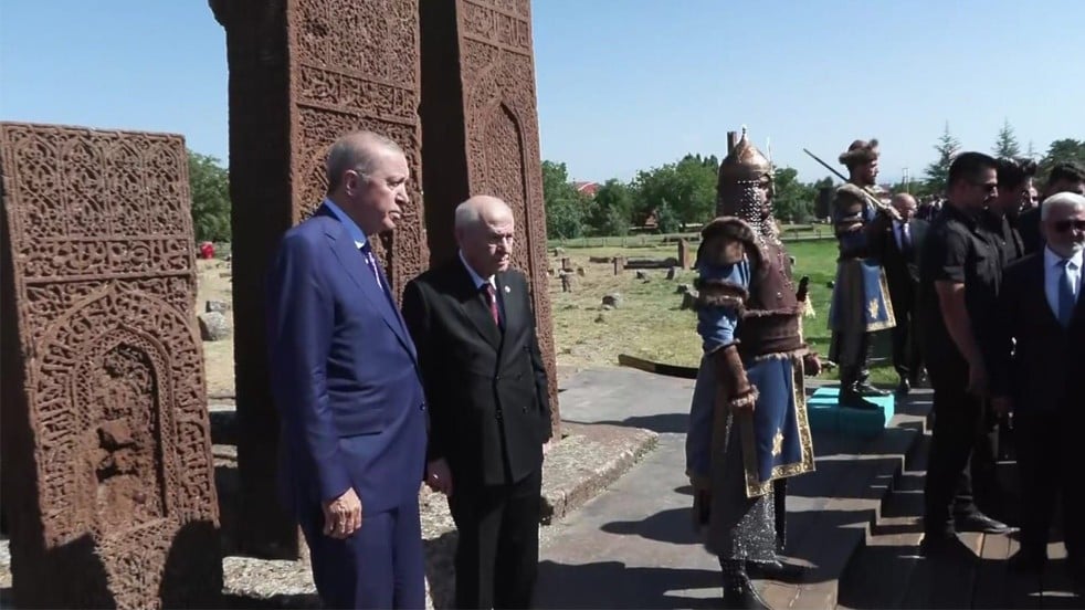 Erdoğan ve Bahçeli Ahlat Selçuklu Kabristanı'nı ziyaret etti