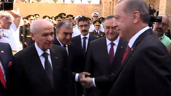 Erdoğan ve Bahçeli'nin samimi sohbeti dikkat çekti!