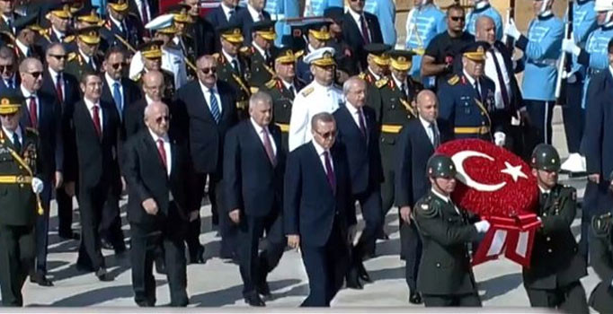 Erdoğan ve devlet erkanı Anıtkabir'de