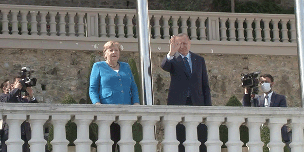 Başkan Erdoğan ve Merkel, Huber Köşkü balkonundan boğazı izledi