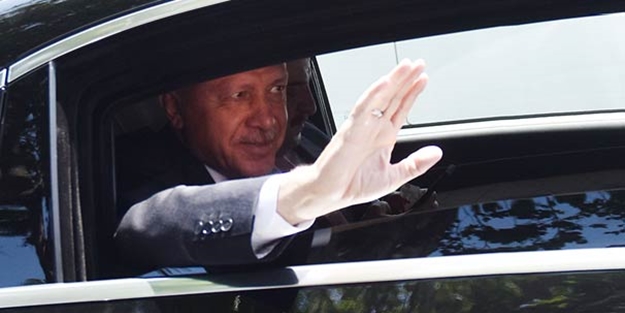 Erdoğan yol kenarında onları görünce konvoyunu durdurdu
