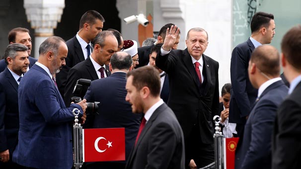 Erdoğan'a cuma namazı çıkışı sevgi gösterisi