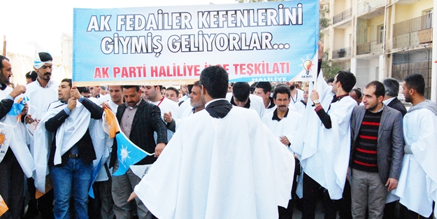 Erdoğan’a destek için kefen giyip yürüdüler