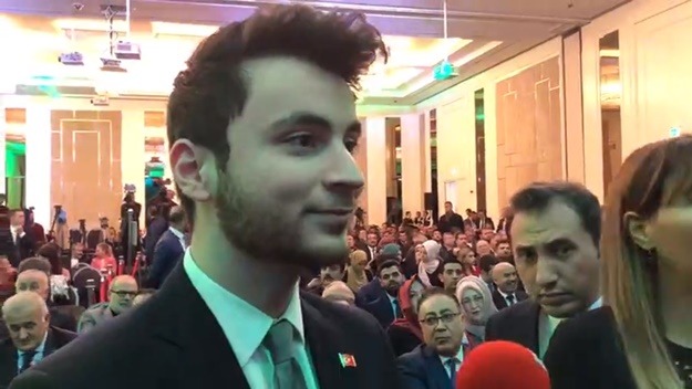 Erdoğan'a 'diplomasız' diyen 19 yaşındaki Davutoğlucu çömezi rezil edecek fotoğraf ortaya çıktı!