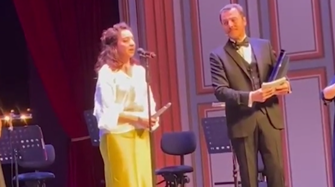 Erdoğan’a hakaret et, ödülü kap! Oyuncu Asiye Dinçsoy, ödül töreninde skandal 'seçim' açıklaması